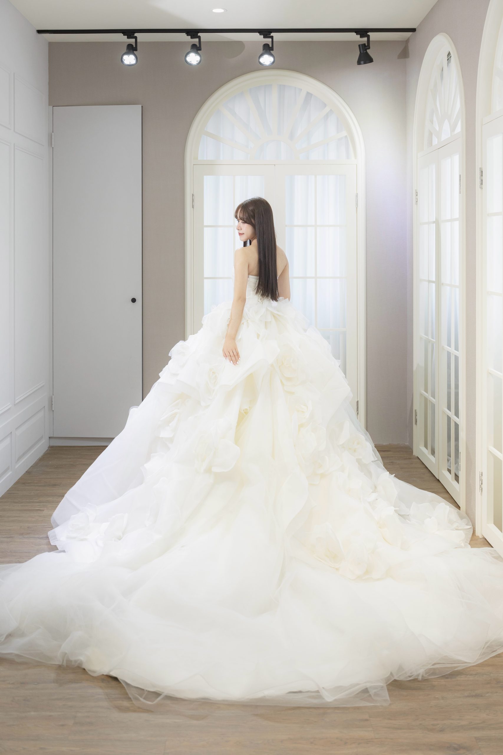 台北曼哈頓婚紗 夢幻禮服 立體花型層疊主紗禮服