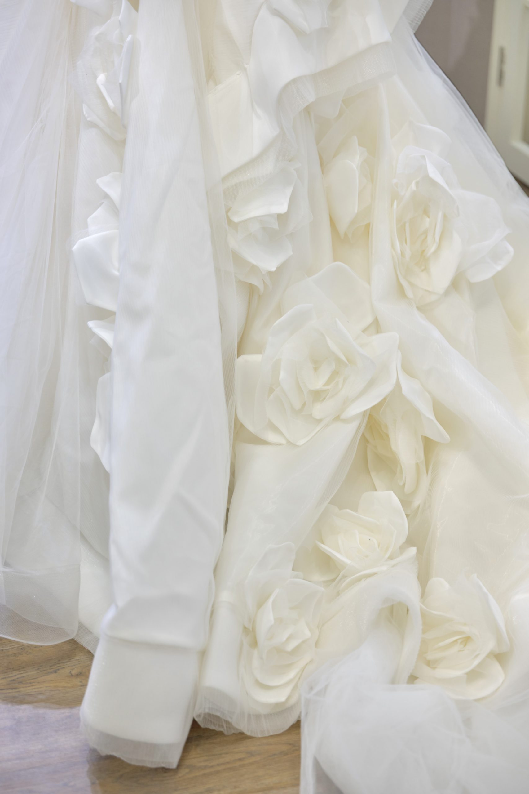 台北曼哈頓婚紗 夢幻禮服 立體花型層疊主紗禮服